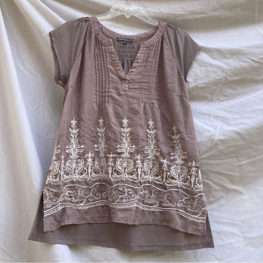 Retro-ology mauve embroidered mixed material v-neck top, size large